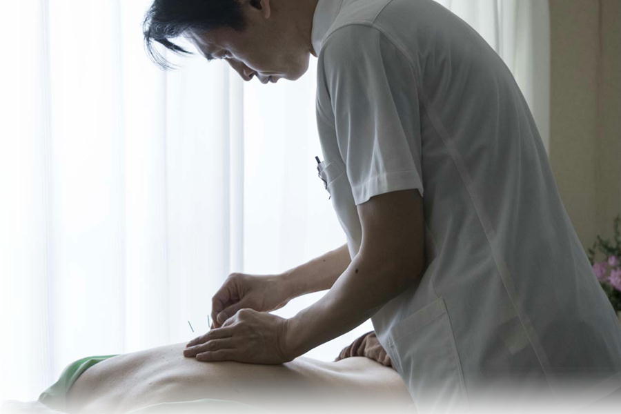 飯田橋・神楽坂で、膝痛・五十肩のマッサージ鍼灸といえば、国家資格者常駐・開設2011年のはりきゅうマッサージ楽楽へ